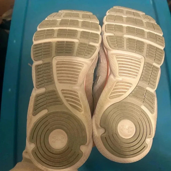 Like new under armour charger tennis shoes size 8. - Picture 4 of 6